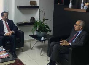 وزير الاقتصاد بحث وسفير الصين في تعزيز التعاون وسلمه دعوة للمشاركة في المؤتمر الاستثماري في ت2