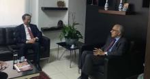 وزير الاقتصاد بحث وسفير الصين في تعزيز التعاون وسلمه دعوة للمشاركة في المؤتمر الاستثماري في ت2