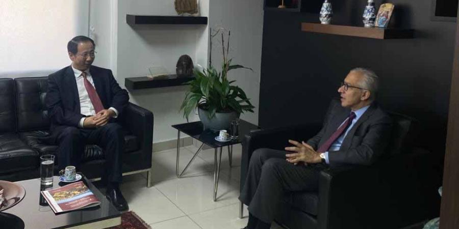 وزير الاقتصاد بحث وسفير الصين في تعزيز التعاون وسلمه دعوة للمشاركة في المؤتمر الاستثماري في ت2